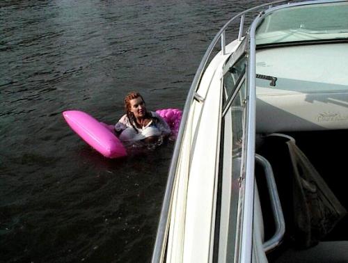 awesomebimbo: luisflakis:  Ufffffff Let’s do it in the water #Gabrielitits Montserratits  The real pierced tattooed fuck doll with huge boobs: fnchen.tumblr.com 