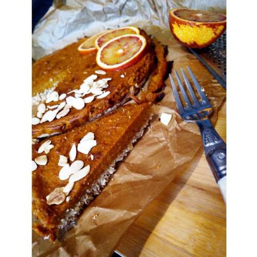 .. oven baked spicy roasted squash pie - with cardamom, orange, almonds, agave syrup, cashew cream o