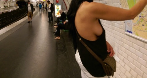 venividivici999:  Hello Paris, I’ll bring you the summer of sideboob!  Bisous, Mimi.   Look, it’s at the Paris. Ok so maybe not the Paris hotel but they post a lot of original side boobies. Check them out.