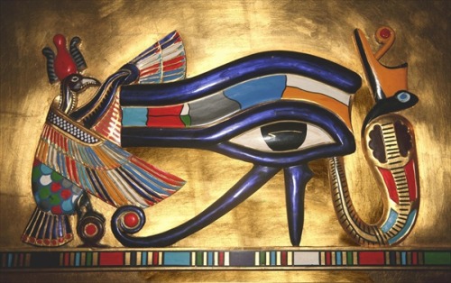 Wadjet eye pectoral (gold and glass paste), symbol of the entity of the body, uraeus wearing royal c