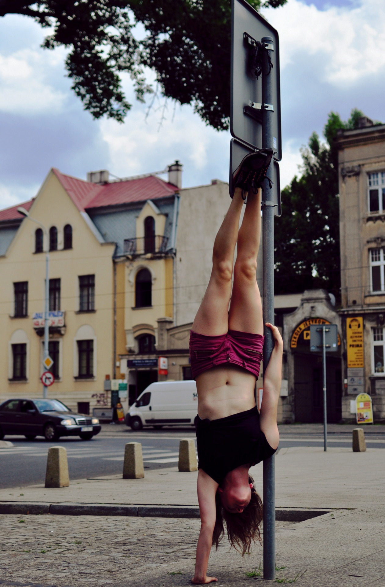 i-wander-and-wonder: in-fitnessandin-health:  nopainnopolegain:  StreetPole  Impressive!