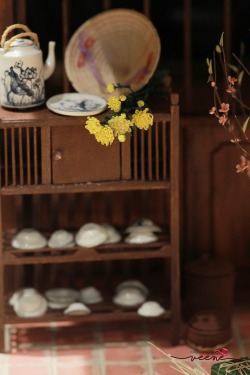 lotusinjadewell:Miniature Vietnamese kitchen during the Tết (Lunar New Year) holidays with traditional elements such as peach blossoms and bánh chưng (sticky rice cake). Credit to Veene. 