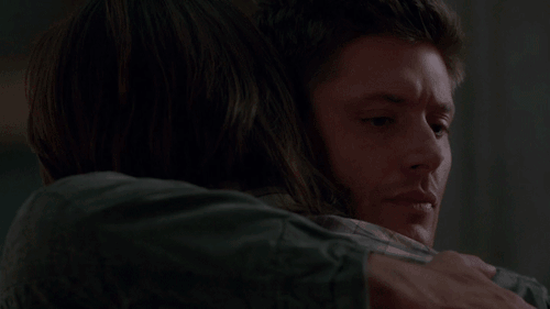imsurethereainta-heaven:Dean’s little smile and nod when Sam hugs him back 
