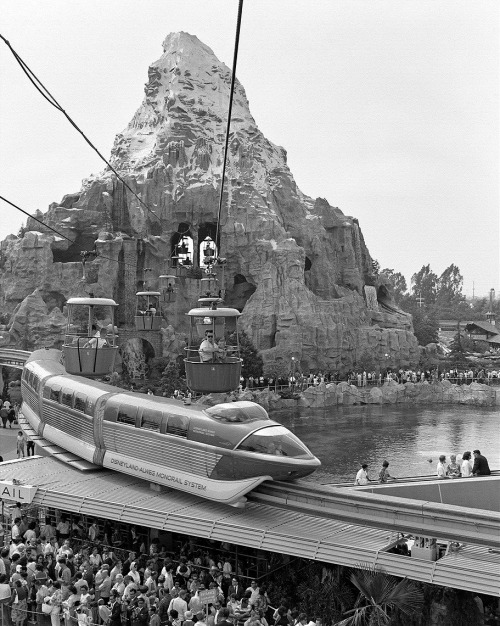 wilwheaton:adventurelandia:Disneyland Matterhorn, Skyway, Monorail &amp; Submarines, May 1963 i 