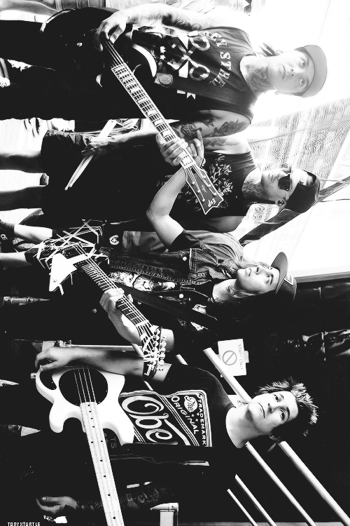 pierce-the-paramore:angels-are-hard-to-kill:This is one of the best photos ive ever seen of PTV!!!Mi