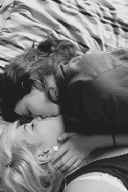 lipstick-lesbian:  ♀♡♀