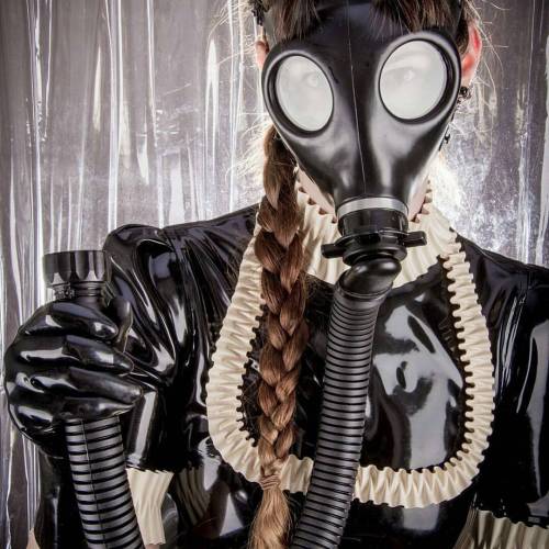 @Regrann from @latexalexx - Gasmaid #frenchmaid #latex #gasmask #gummi #maidoutfit #rubber #fetish