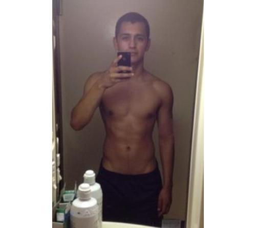guyswithcellphones:  allyourgloryexposed:  20 year- California  Sooooo yummy! -GWCP