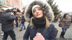 Projekt: Victoria - the vomit queenVictoria kennt kein Erbarmen mit ihrem Körper und schüttet sich auf dem Weihnachtsmarkt den Vodka ohne nachzudenken in die blonde Birne. Zuhause ist sie dann extrem aufgegeilt, was aber nur kurze Zeit anhält - denn