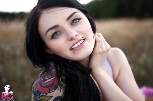 beautifulgirlsmakemesuicidal:  Sinni Suicide  porn pictures