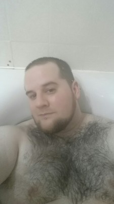punkcub101:Soggy Sunday - cub in a tub.  Confidence is coming back after losing some more weight, still got a way to go. Plus I hit 3000 followers, I’m shocked.