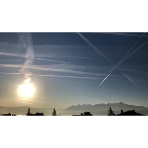 Sunrise and jet streams on the way to work #lausanne #switzerland #sunrise #jetstream #iphoneography