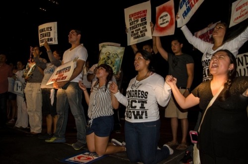 sinidentidades:Powerful Images Of DREAMers Blocking A Bus To Stop The Deportation Of Undocumented Im