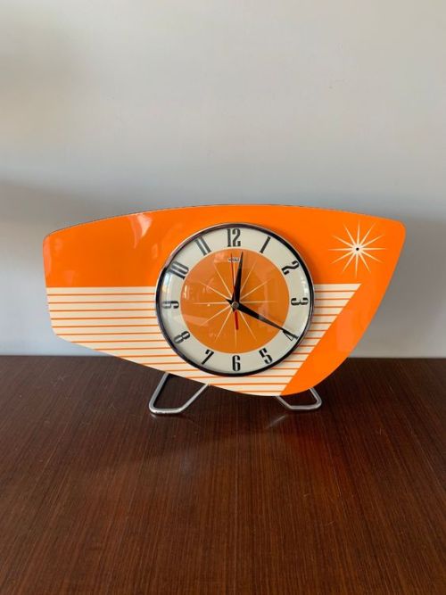 misterlemonzafterlife:delicatuscii-wasbella102:  Mid Century style Mantle Clock, 1950′s https://MisterLemonzAfterlife.tumblr.com/archive