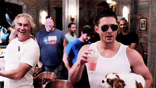 mishasminions:  JENSEN IN SHORT SHORTS AND A TANK TOP #ARMS #LEGS THIS IS SO IMPORTANT
