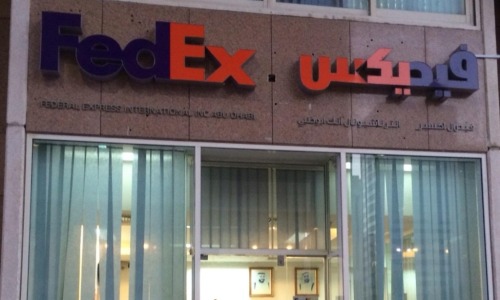diary-of-a-chinese-kid:The arrow points the other way when FedEx is written in Arabic