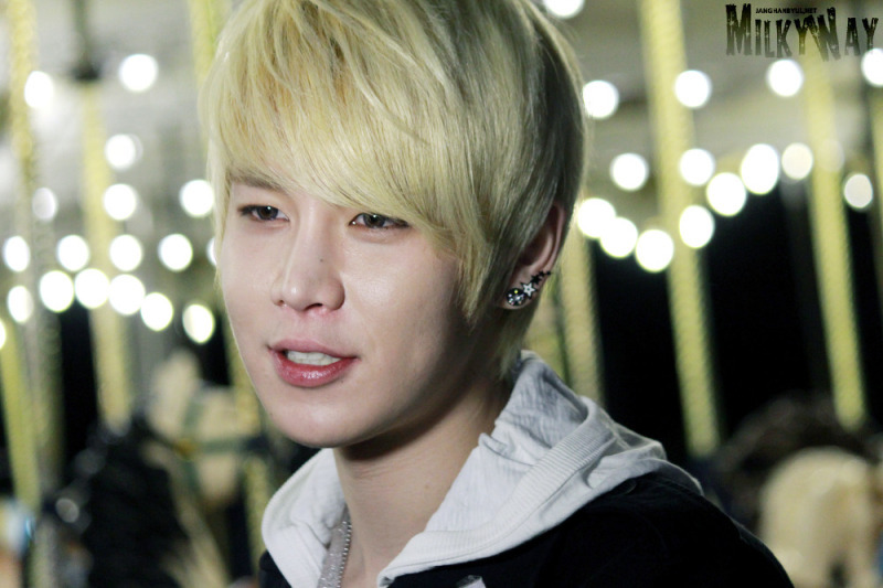ledappleworld:  [Photo]121213 Lotte World - Hanbyul [cr: Milky Way] #1 Do not edit
