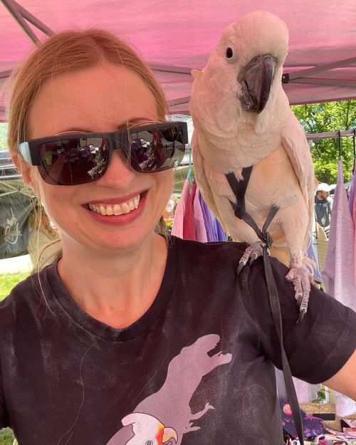 Misha had such a perfect cockatoo day! We started off at the @tgfarmersmarket (I’m going to get a ba