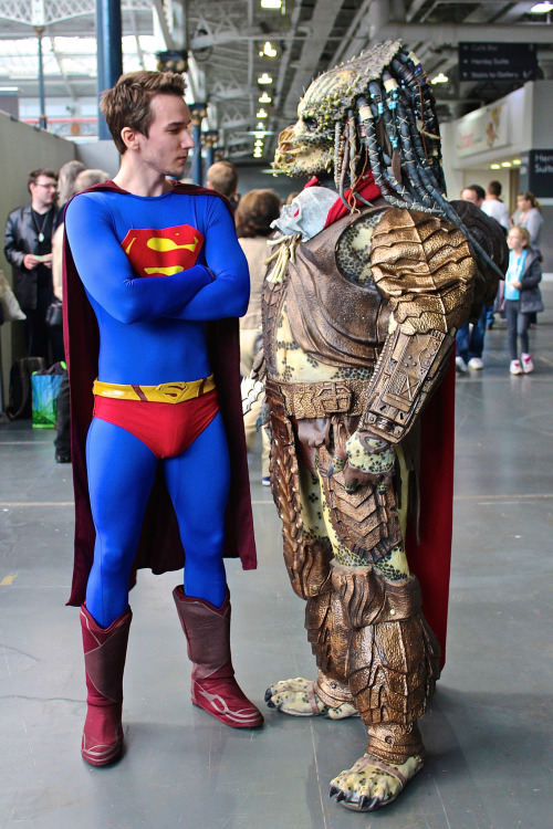 lowblow2myspeedo: Hot superman cosplay- love his sexy thighs and bulge