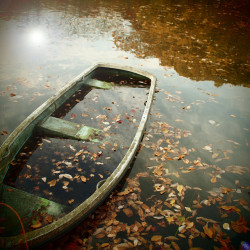 requiem-on-water:   broken boat by  tamako sato