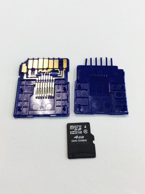 highlandvalley:  “SDカードを分解したらmicroSDが出てきた。 今年一番驚いてる http://t.co/X9Axhby1Mi”