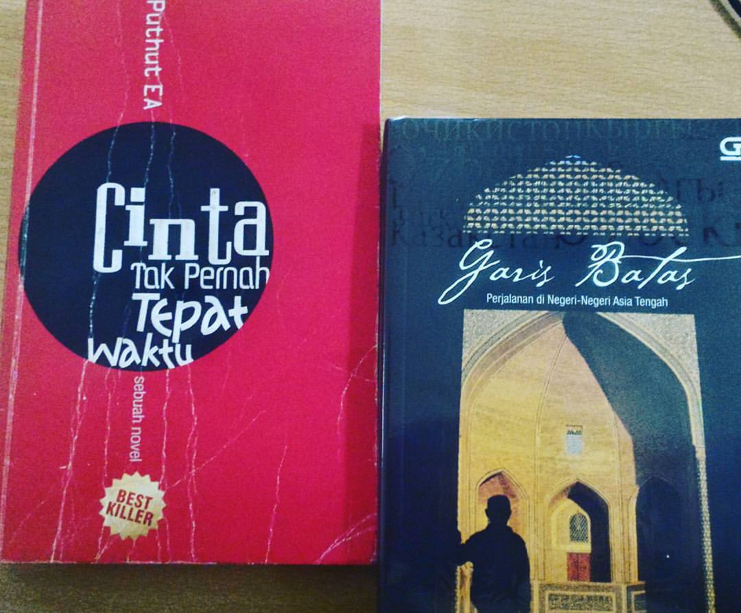 Amunisi liburan akhir tahun. Semoga dibaca, tak seperti buku lain yang cuma jadi hiasan di rak buku.
*iya, saya juga punya hari liburrrrrr*