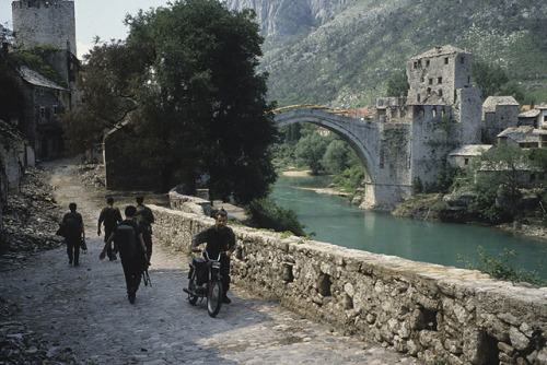 lilium-bosniacum:Mostar ‘93, prior to the destruction of the Old Bridge / James Mason 