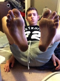 barefootbro22:  showstopper6992:  http://showstopper6992.tumblr.com/  He needs worship. 