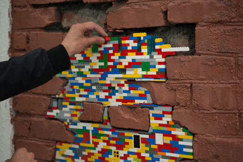 escapekit: Dispatchwork Berlin-based artist Jan Vormann has used tens of thousands of LEGO bricks to