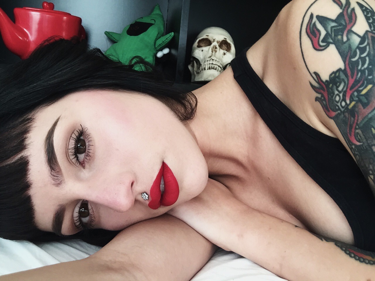 lisse-litka:  Fuck, I’m having a moment. I miss my black hair