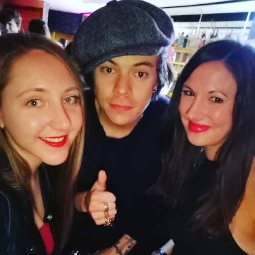 renyaay: Casual Friday night