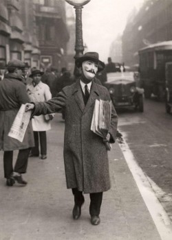 neobordelais:  1929: Newspaper seller, Paris