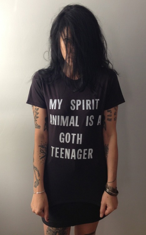 angielovesmetoo: lipstick-lesbian:  ♀♡♀  I need this shirt.