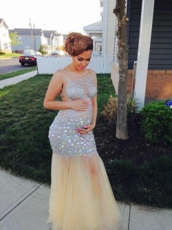 prettypreggybabies:  Jasmine wasn’t REALLY going to the prom alone.