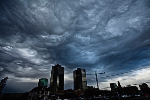 mymodernmet:  Undulatus asperatus, a rare cloud formation whose name means “roughened or agitated waves,” looks like a sea of stormy waters rolling across the sky. 