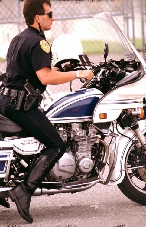 cops-in-boots: Motorcycle cop in tall black boots Hello