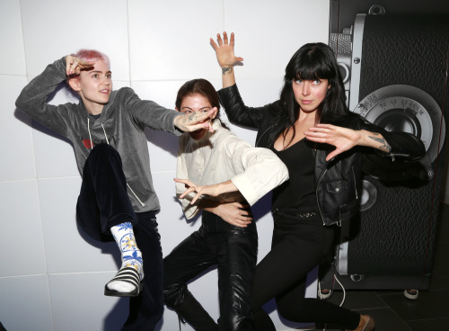 loveyouclaire:  Grimes wil take over SiriusXMU from 2PM to Midnight ET todayShe’ll be joined by Alexis Krauss from Sleigh Bells and Caroline Polachek from Chairlift. “Here are 5 things you’ll learn: Grimes’ least favorite song on the Art Angels