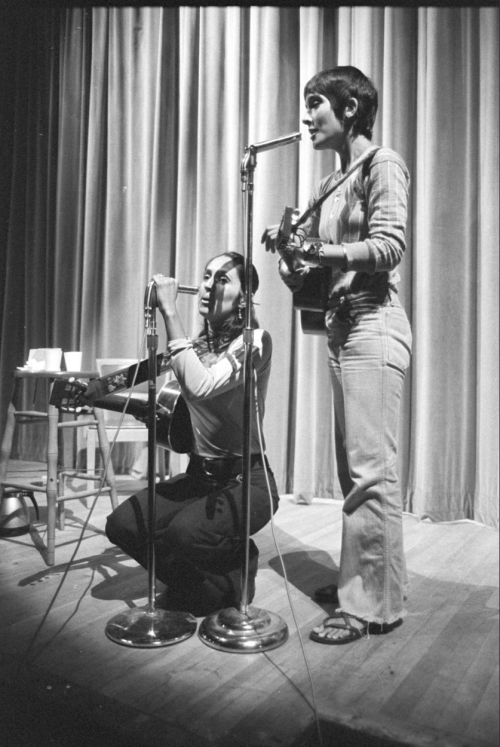 bobdylan-n-jonimitchell: Joan Baez and Mimi Fariña perform at the War Resisters League’s 50th Annive