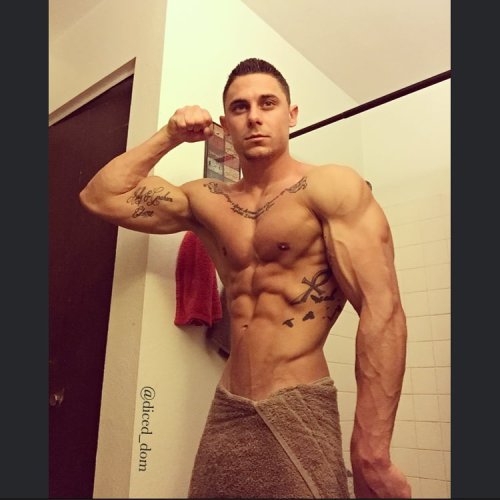muscleworshipandhirehim:Muscle worship IG: diced_dom