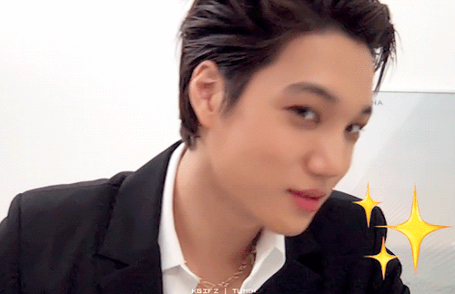 KAI showing off his beautiful face ☆ 1stLook Q&A with KAI and BOBBI BROWN