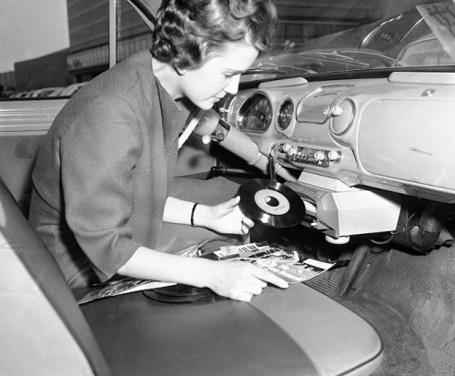 historicaltimes:  The “Auto Mignon” was a record player that could be attached to the dashboard. Dis