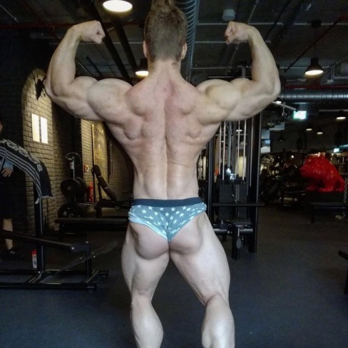 sexymusclebeast7: LOVE the legs on this guy!! Vojta Trnka