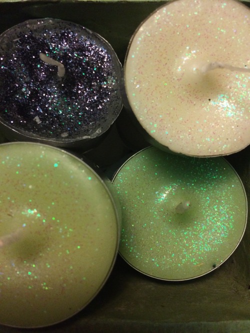 ursalala: heatherwitch:  Sparkly tea-lights!  All you need is a wax warmer, some plain tea-lights an