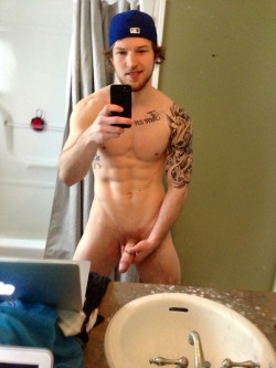 nakedguyselfies:  nakedguyselfies.tumblr.com