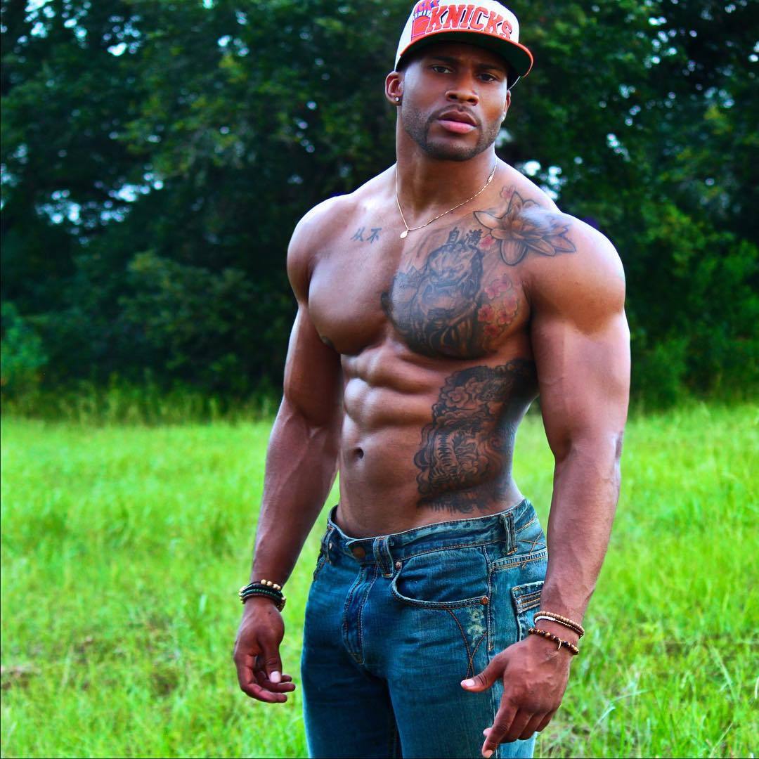 allongst:  phreakquency:  thickchocolatecity:  So Sexy! 