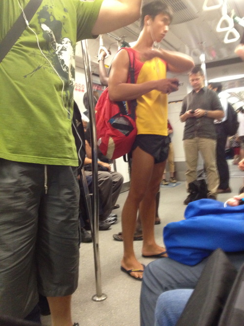 jgvansg:  who can tell me who is this HC boy? why did he wear so skimpy on the train?  nice thighs…