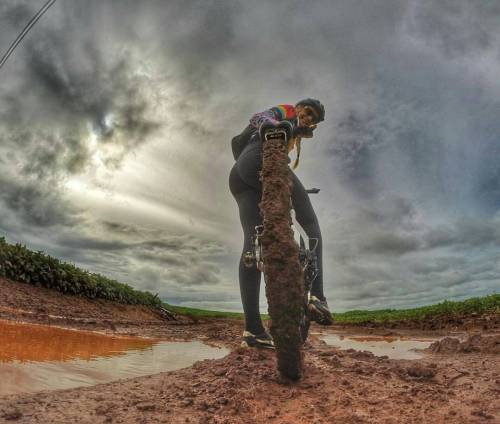 mtbdirty: @marycrystina_05 ・・・ Assim é top demais! #trilhanobarro #bikegirls #pedalmais #gopro #peda