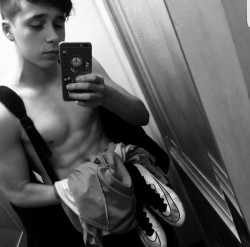 male-celebs-naked:  Brooklyn Beckham