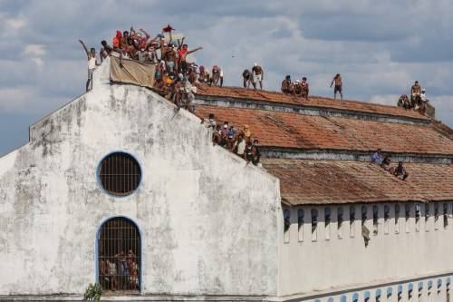 Colombo, Sri LankaA group of prisoners protest atop the roof of the Welikada remand prison demanding