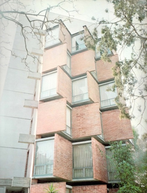 unavidamoderna: Detalle de la fachada principal, Edificio de apartamentos, calle Alpes 74, Los Alpes
